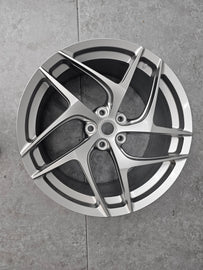 FERRARI 812 FORGED FRONT RIGHT WHEEL LIQUID SILVER 334486