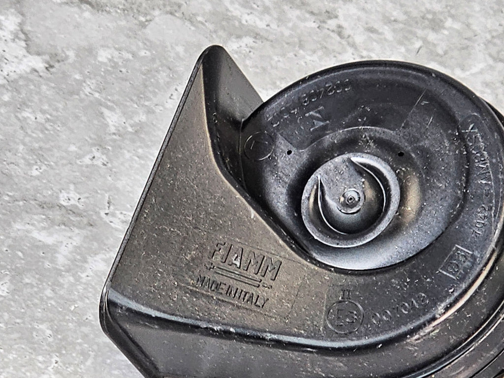 MCLAREN LOW NOTE HORN ASSEMBLY 11MA070CP