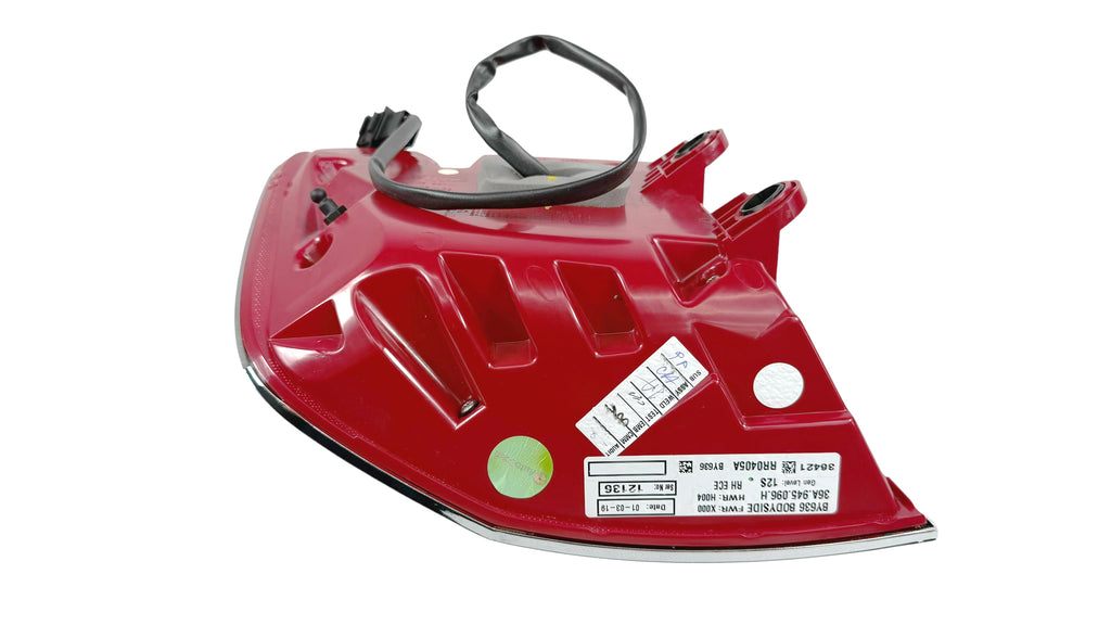 BENTLEY BENTAYGA RIGHT QUARTER LIGHT (CHROME TRIM) 36A45096H