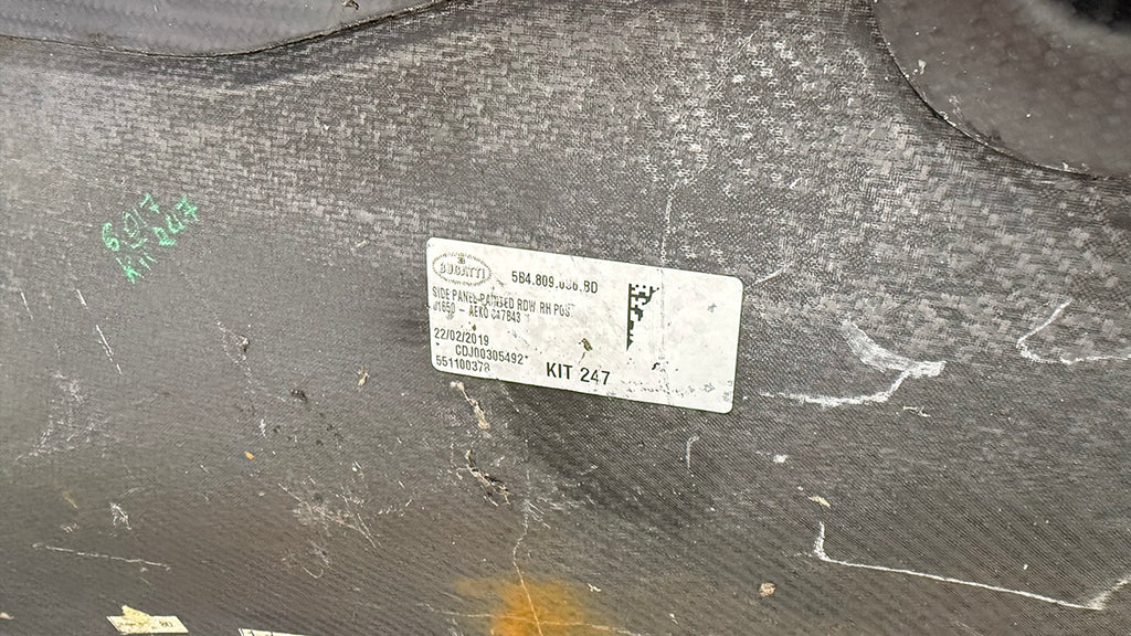 BUGATTI CHIRON PAINTED CARBON RIGHT QUARTER SIDE PANEL 5B4809036