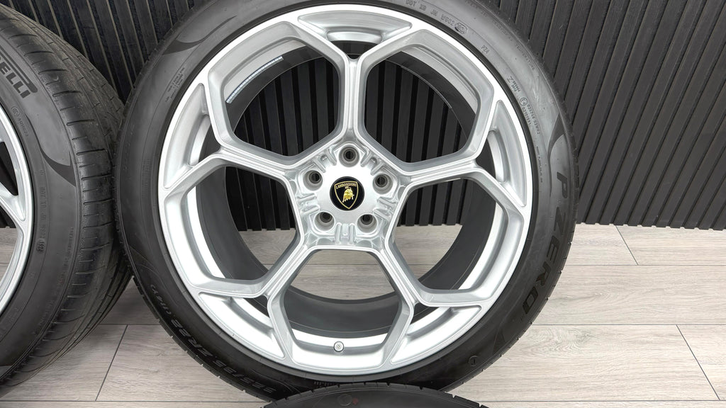 LAMBORGHINI URUS 22" PERFORMANTE LIGHT WEIGHT WHEEL AND TYRES SET SILVER 4ML601025