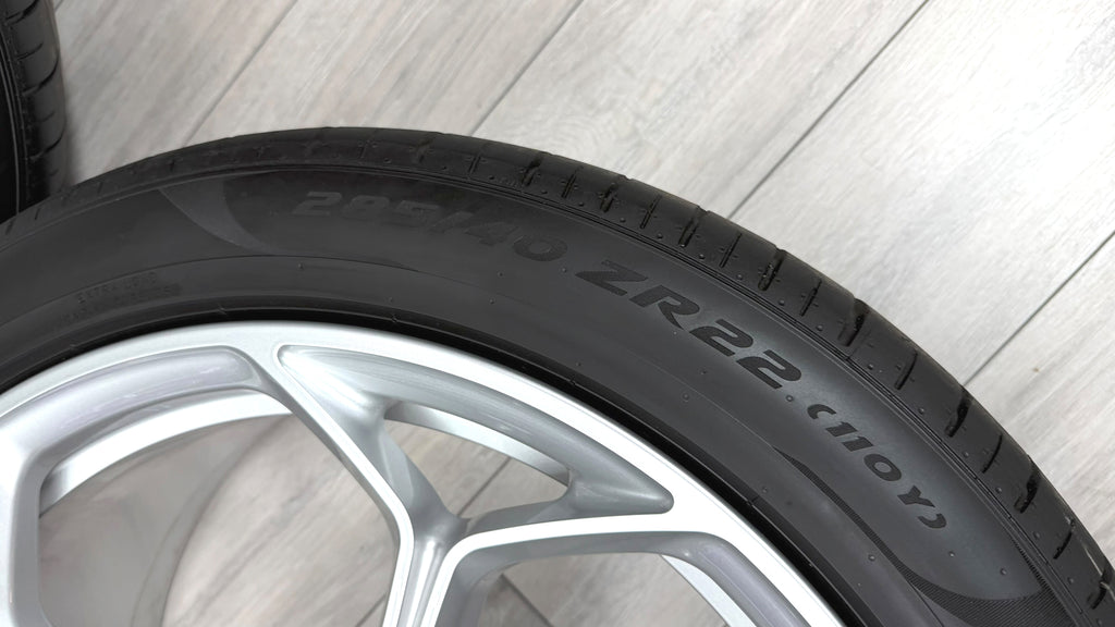 LAMBORGHINI URUS 22" PERFORMANTE LIGHT WEIGHT WHEEL AND TYRES SET SILVER 4ML601025