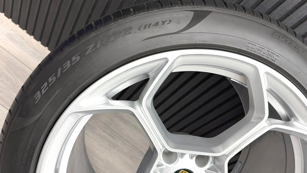 LAMBORGHINI URUS 22" PERFORMANTE LIGHT WEIGHT WHEEL AND TYRES SET SILVER 4ML601025