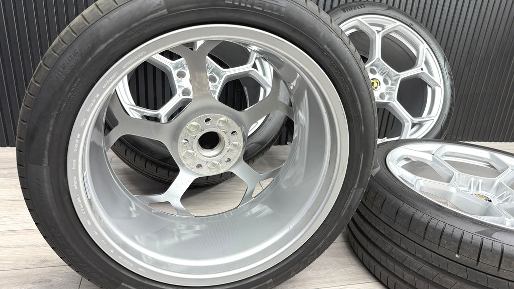 LAMBORGHINI URUS 22" PERFORMANTE LIGHT WEIGHT WHEEL AND TYRES SET SILVER 4ML601025