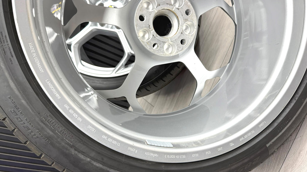 LAMBORGHINI URUS 22" PERFORMANTE LIGHT WEIGHT WHEEL AND TYRES SET SILVER 4ML601025