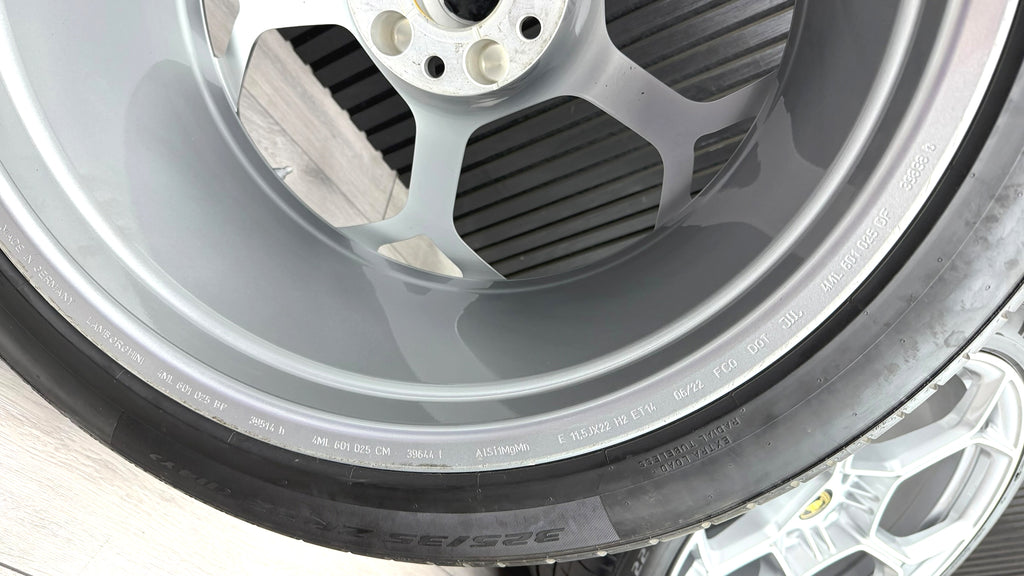 LAMBORGHINI URUS 22" PERFORMANTE LIGHT WEIGHT WHEEL AND TYRES SET SILVER 4ML601025