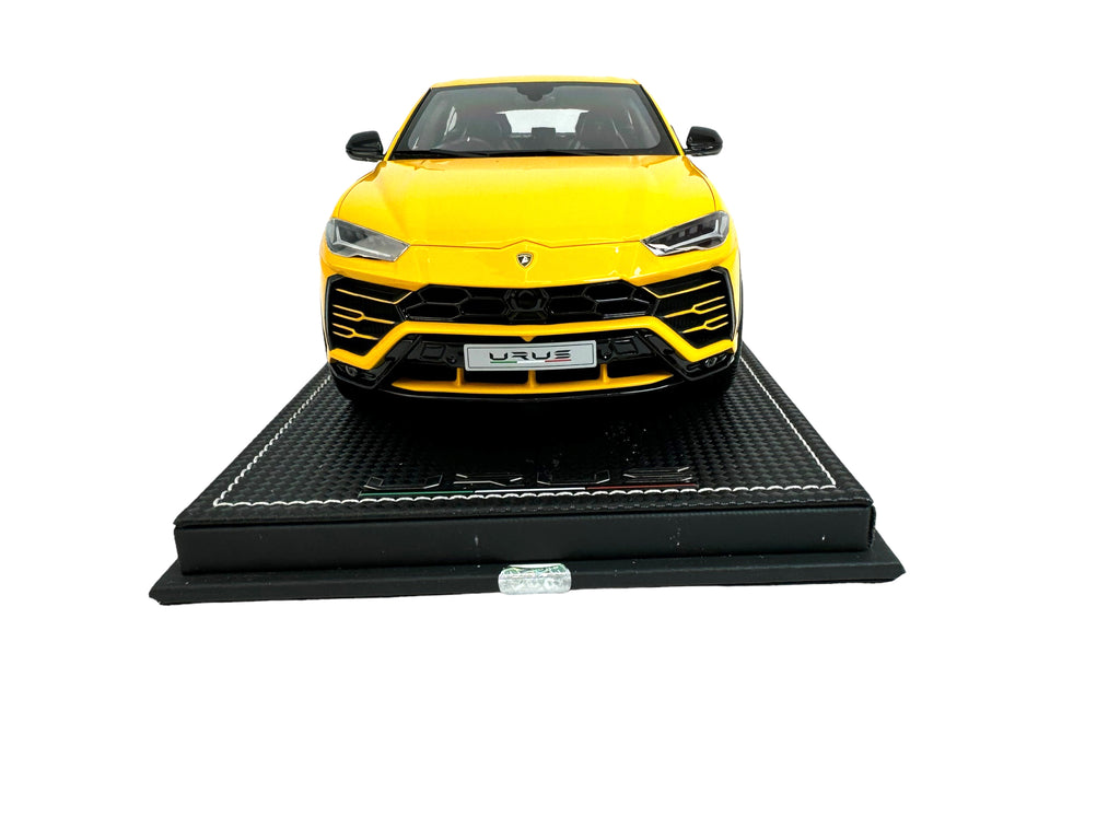 LAMBORGHINI URUS 1:18 MODEL CAR (GIALLO ORION)