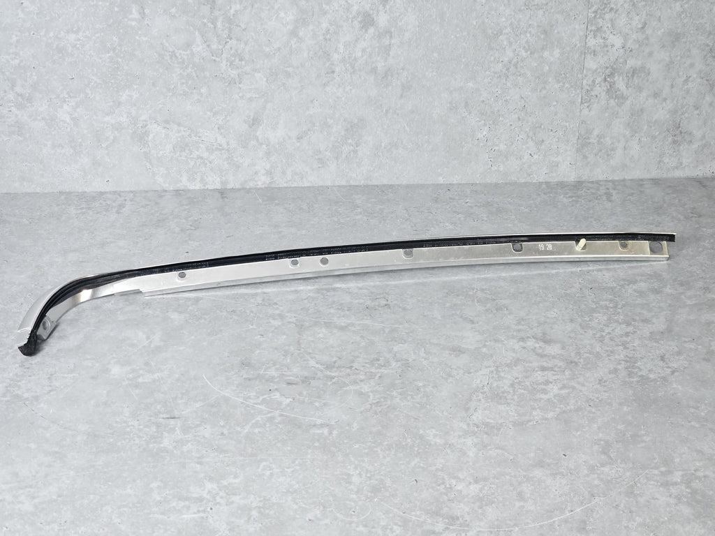 BENTLEY TRIM STRIP FOR WIND- SCREEEN 3SD853981