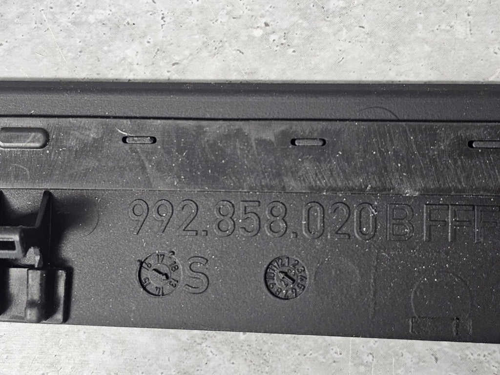 PORSCHE 992 TRIM PASSENGER SIDE (PR- LOL) 992858020B