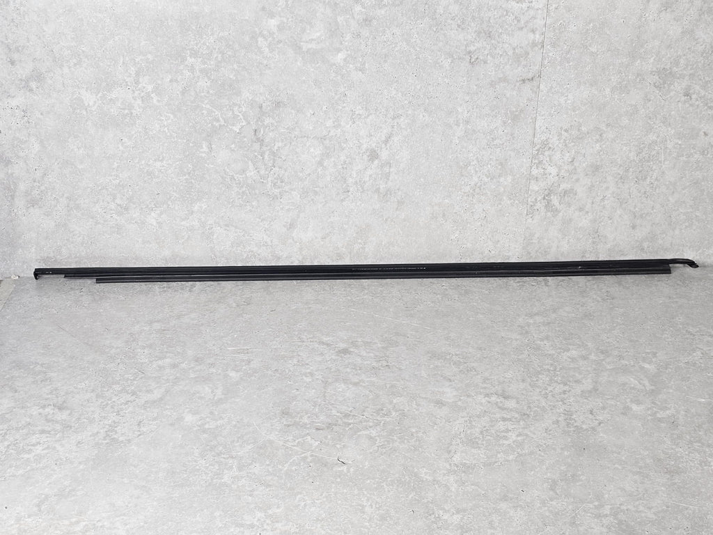 BENTLEY BENTAYGA 2016-2020 TRIM STRIP FOR WAISTLINE 36A853078