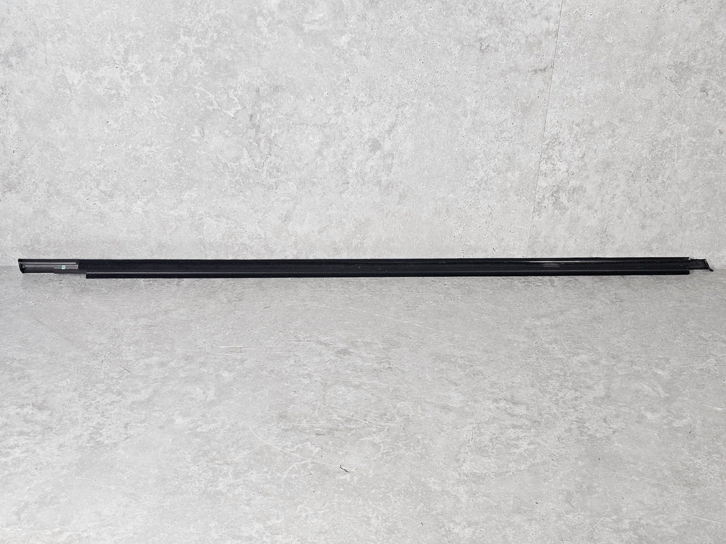 BENTLEY BENTAYGA 2016-2020 TRIM STRIP FOR WAISTLINE 36A853082