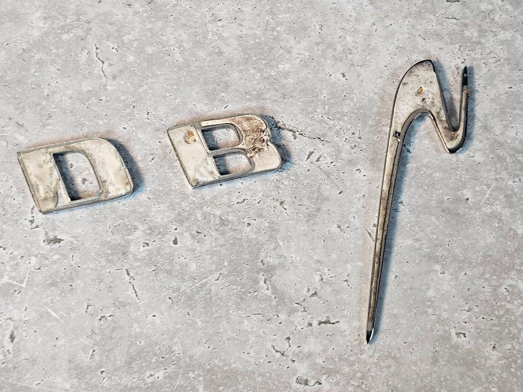 ASTON MARTIN DBS EMBLEM