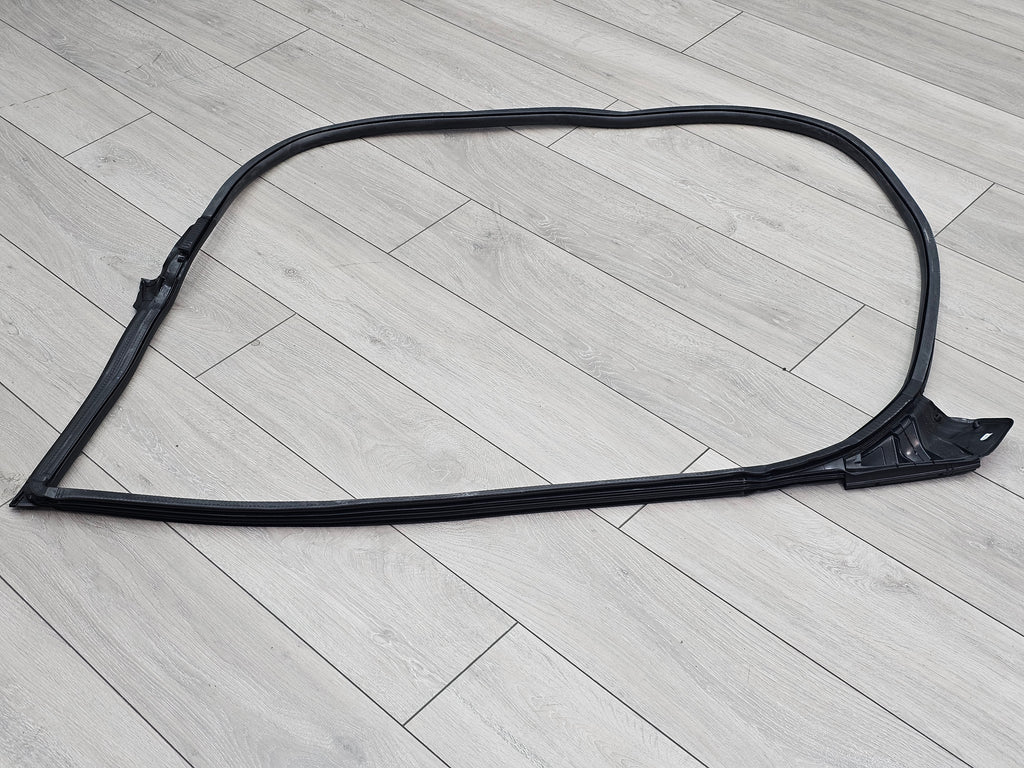 LAMBORGHINI URUS RIGHT FRONT DOOR SEAL 4ML831708A