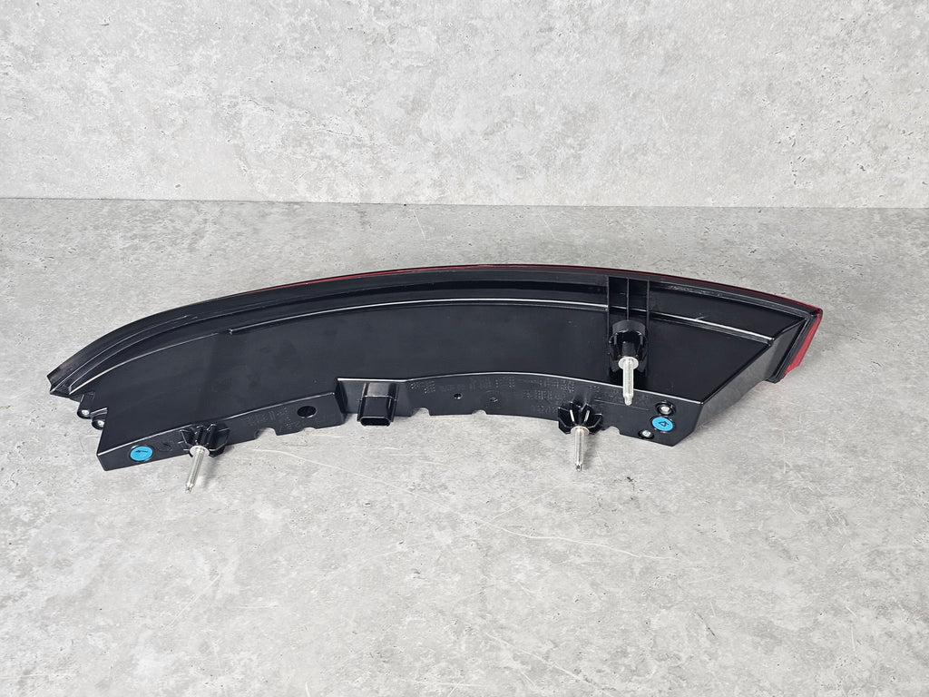ASTON MARTIN VANTAGE 2019 ROW RED LENS LEFT SIDE TAIL LAMP ASSEMBLY KY63-13405-AD