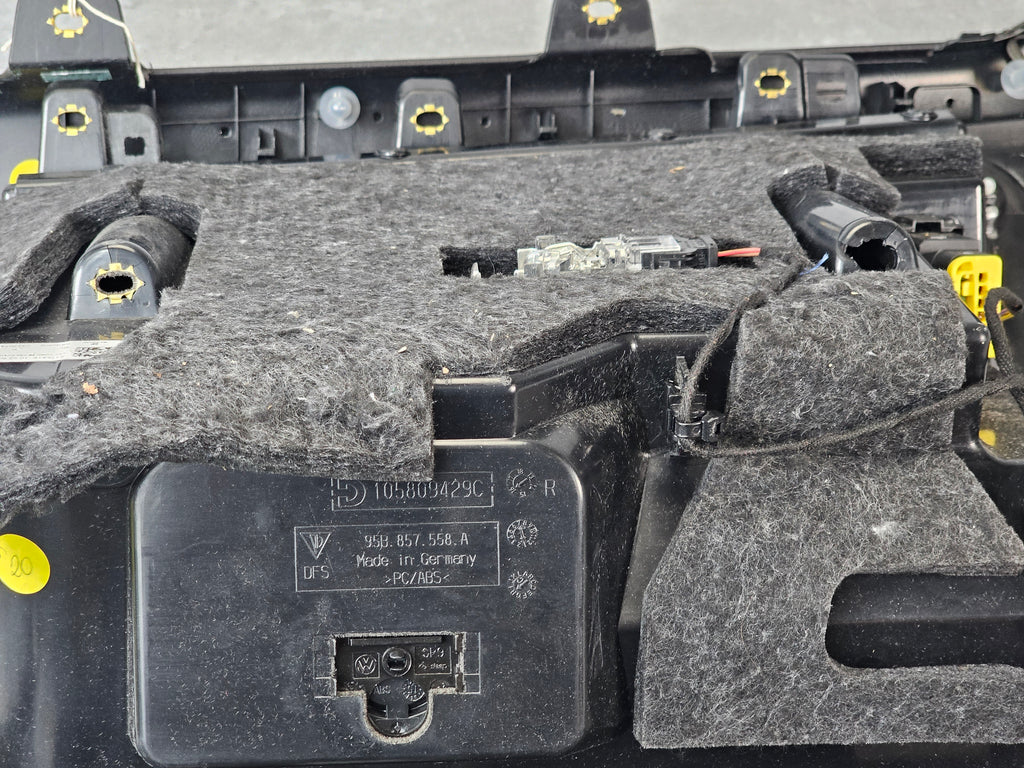 PORSCHE MACAN GLOVE BOX / COMPARTMENT 95B857095G